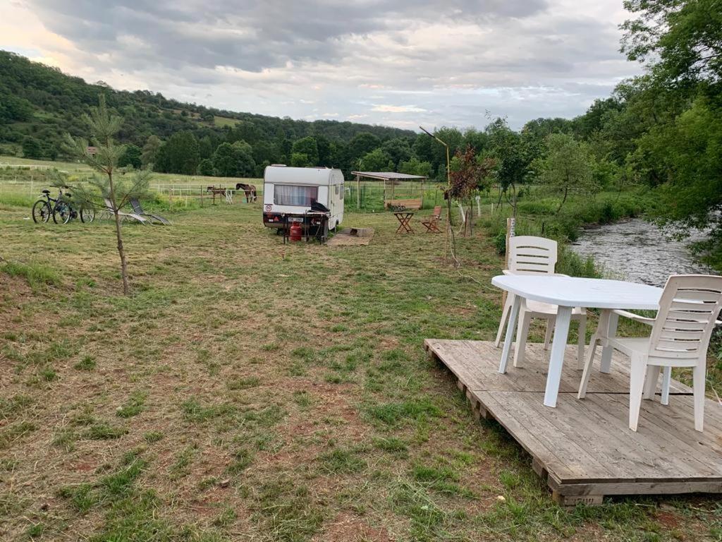 Ubytovani V Karavanu Bzany Bagian luar foto