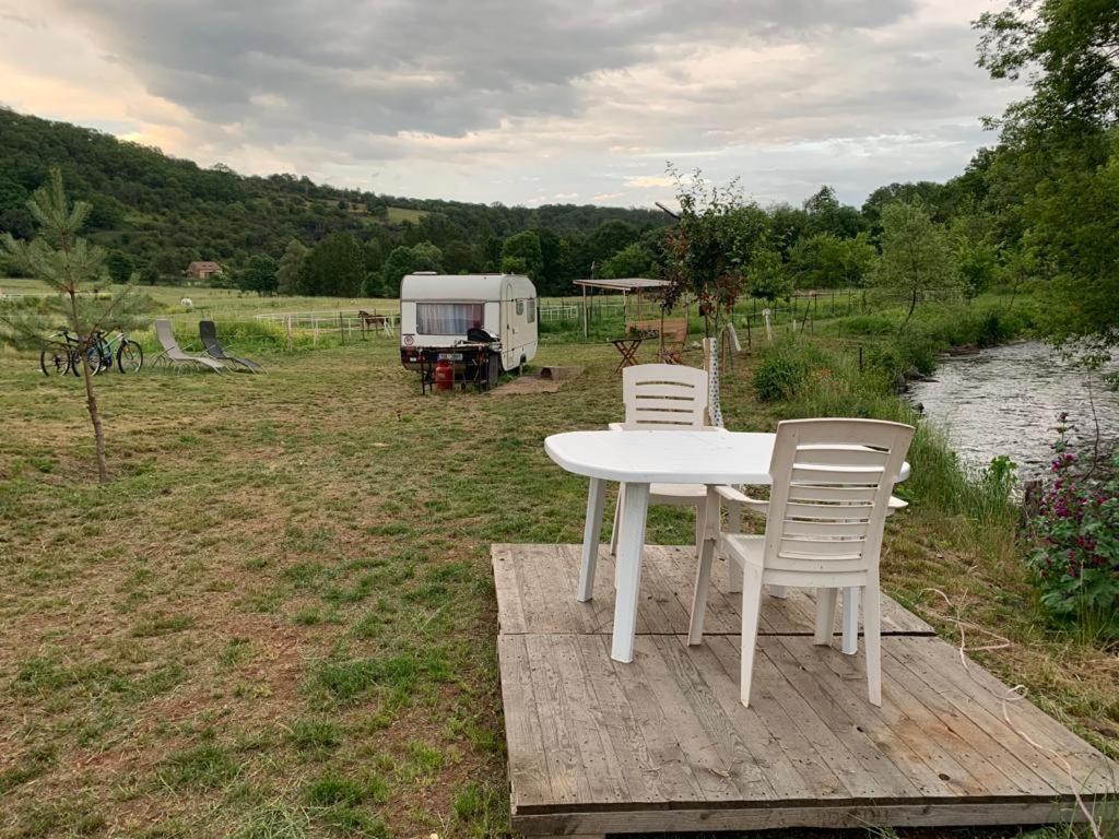 Ubytovani V Karavanu Bzany Bagian luar foto