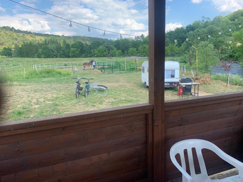 Ubytovani V Karavanu Bzany Bagian luar foto