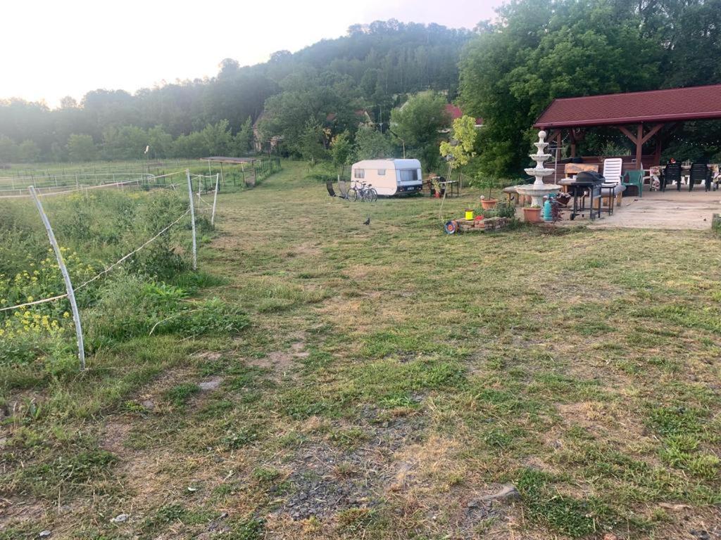 Ubytovani V Karavanu Bzany Bagian luar foto